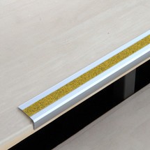 Antirutsch-Treppenkantenprofil, Public, gelb, Aluminium