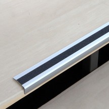 Antypoślizgowy profil schodowy, uniwersalny, czarny, aluminium