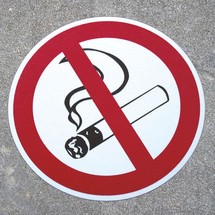 Antypoślizgowy znak podłogowy m2 – Rauchen verboten (Zakaz palenia)