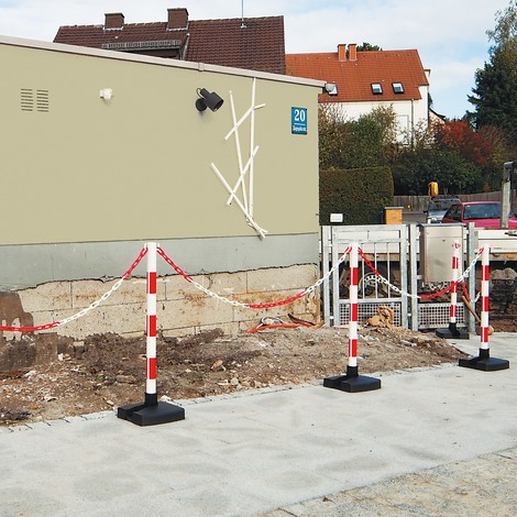 Chain posts with foldable base