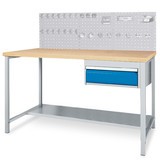 Kit complet de table d’établi avec tiroir + paroi arrière en panneaux perforés + assortiment de crochets Bedrunka+Hirth