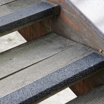 Profilé de protection pour rebords de marches d’escalier en GFK renforcé, noir