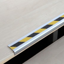 Slipvast traptredeprofiel, zwart/geel, aluminium